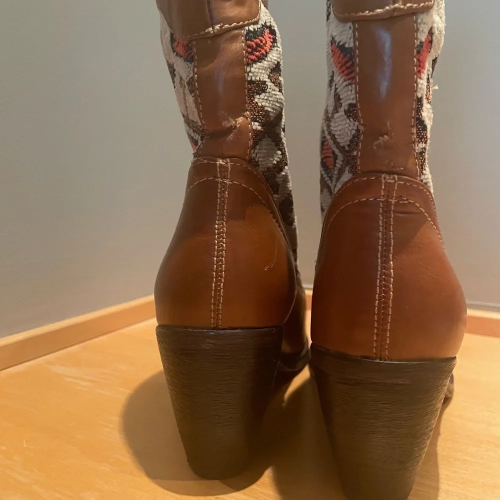 Wanted Women’s Western Kilim Boots Size 10 – Tan Faux Leather & Woven